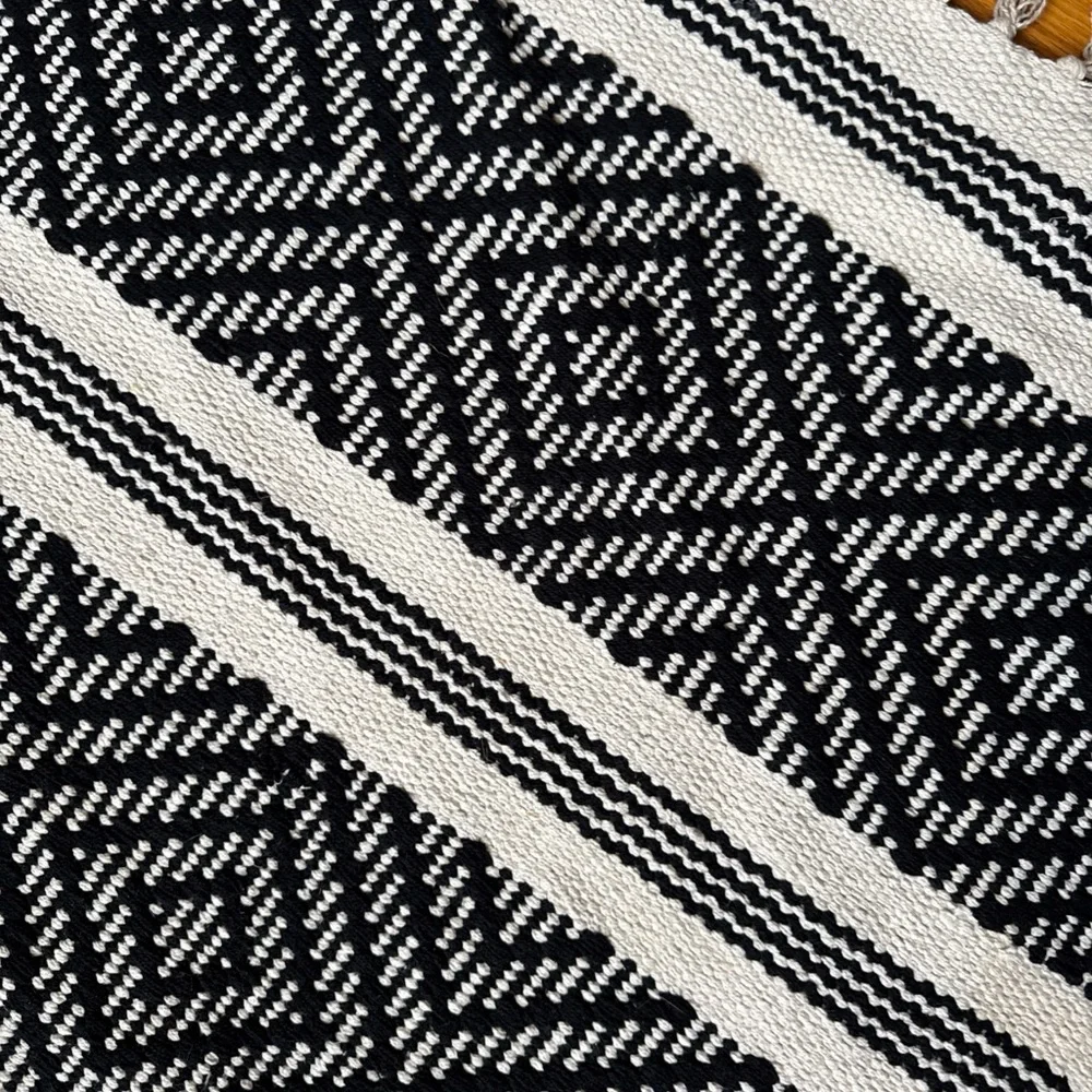 Black and White Reversible 24x36 inch Geometric Pattern Rug